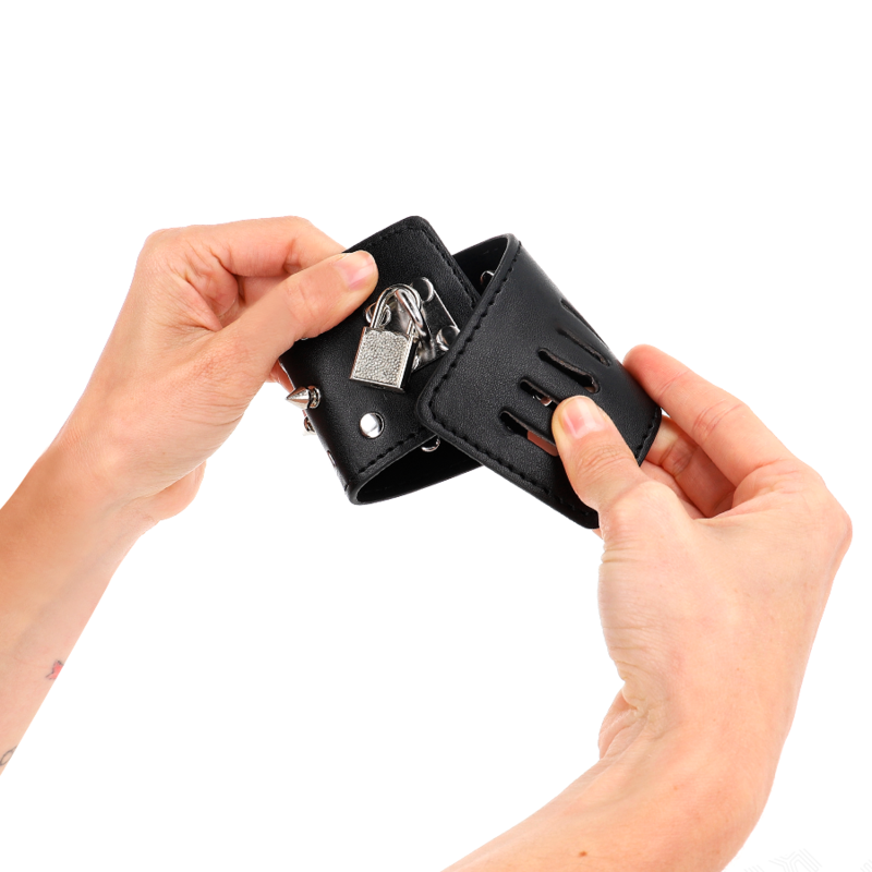 KINK - ALGEMAS DE PULSO PUNK COM ESPIGÕES 25 X 6 CM